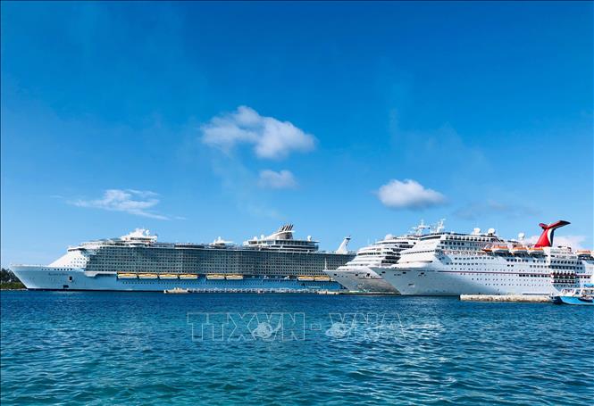 Trong ảnh (tư liệu): Tàu du lịch của công ty Carnival Cruise Line neo tại Nassau, Bahamas ngày 29/4/2019. Ảnh: AFP/TTXVN