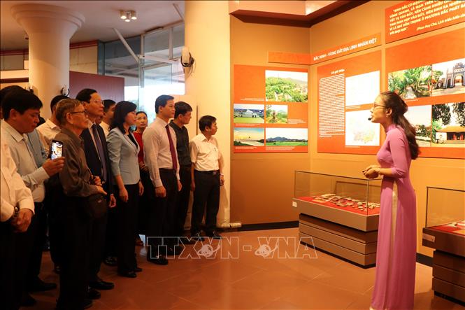 Photo: Visitors at the exhibition.  VNA Photo: Thái Hùng
