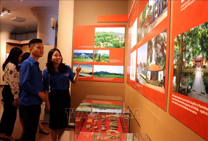 Photo: Visitors at the exhibition. VNA Photo: Thái Hùng