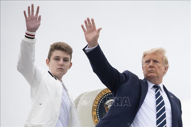 Trong ảnh: Tổng thống Mỹ Donald Trump (phải) và con trái Barron Trump lên chuyên cơ Air Force One tại Morristown, New Jersey, ngày 16/8/2020. Ảnh: AFP/TTXVN