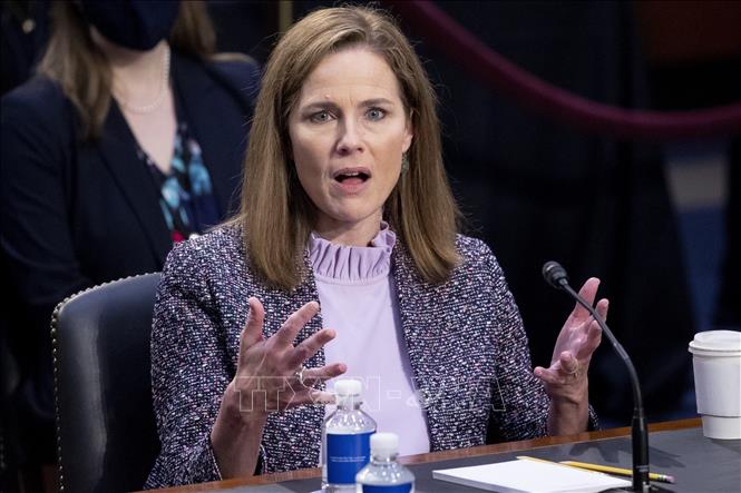 Trong ảnh: Ứng cử viên Thẩm phán Tòa án Tối cao Mỹ Amy Coney Barrett trong phiên điều trần tại Ủy ban Tư pháp Thượng viện ở Washington, DC, ngày 14/10/2020. Ảnh: AFP/ TTXVN