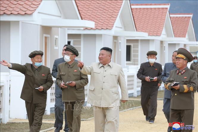 Trong ảnh (do Hãng thông tấn Trung ương Triều Tiên KCNA đăng phát ngày 15/10/2020): Nhà lãnh đạo Triều Tiên Kim Jong-un (giữa) thị sát khu nhà tái định cư cho người dân bị mất nhà cửa do bão lũ tại tỉnh Nam Hamkyong. Ảnh: Yonhap/TTXVN