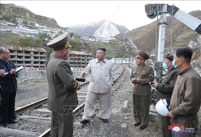 Trong ảnh (do Hãng thông tấn Trung ương Triều Tiên KCNA đăng phát ngày 14/10/2020): Nhà lãnh đạo Triều Tiên Kim Jong-un (giữa) thị sát các công trình được tái thiết ở thị trấn mỏ Komdok thuộc tỉnh Nam Hamkyong, khu vực bị bão tàn phá nghiêm trọng thời gian qua. Ảnh: Yonhap/TTXVN