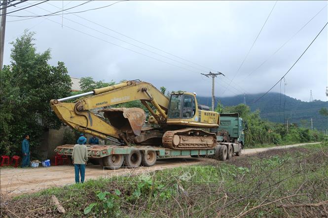 Trong ảnh: Các xe máy xúc cỡ lớn được đưa đến hiện trường vụ sạt lở. Ảnh: Lê Lâm-TTXVN
