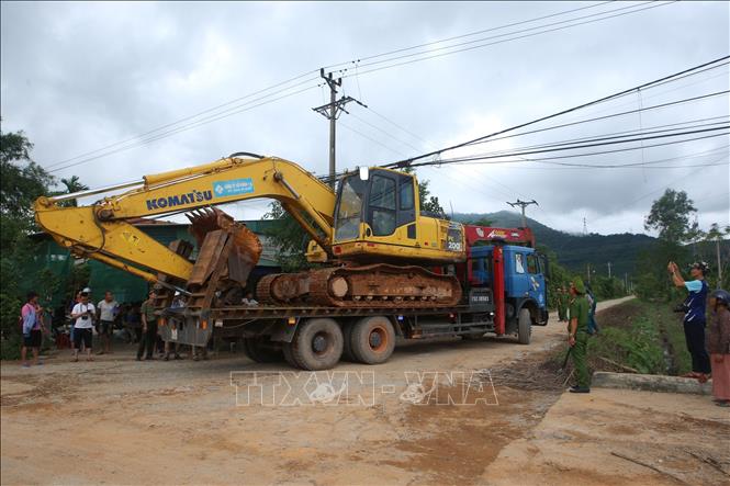 Trong ảnh: Các xe máy xúc cỡ lớn được đưa đến hiện trường vụ sạt lở. Ảnh: Lê Lâm-TTXVN