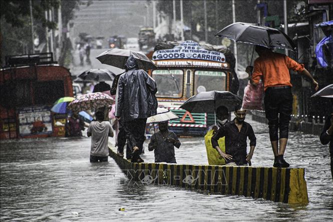 Trong ảnh: Ngập lụt do mưa lớn tại Mumbai, Ấn Độ ngày 23/9/2020. Ảnh: THX/TTXVN