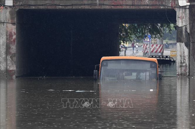 Trong ảnh: Ngập lụt do mưa lớn nhấn chìm nhiều phương tiện giao thông tại New Delhi, Ấn Độ ngày 20/8/2020. Ảnh: AFP/TTXVN