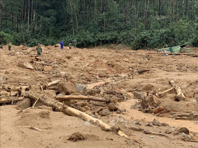 Photo: Bodies of seven victims are found at the site of the Song Bo forest rangers’ office in the central province of Thua Thien-Hue. VNA Photo: Lê Lâm