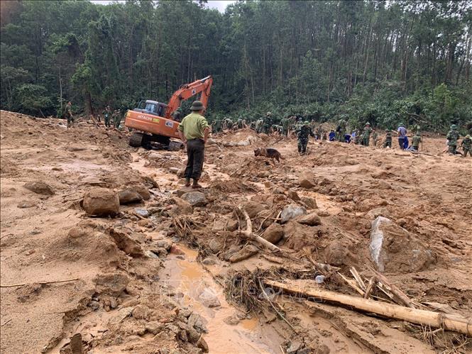 Photo: Bodies of seven victims are found at the site of the Song Bo forest rangers’ office in the central province of Thua Thien-Hue. VNA Photo: Lê Lâm