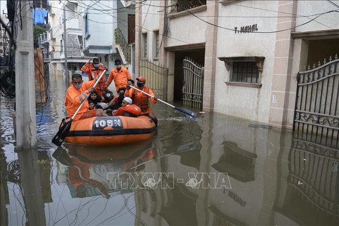 Trong ảnh: Lực lượng Phản ứng thiên tai quốc gia Ấn Độ sơ tán cư dân địa phương khỏi khu vực ngập lụt do mưa lớn tại Hyderabad, ngày 15/10/2020. Ảnh: AFP/TTXVN