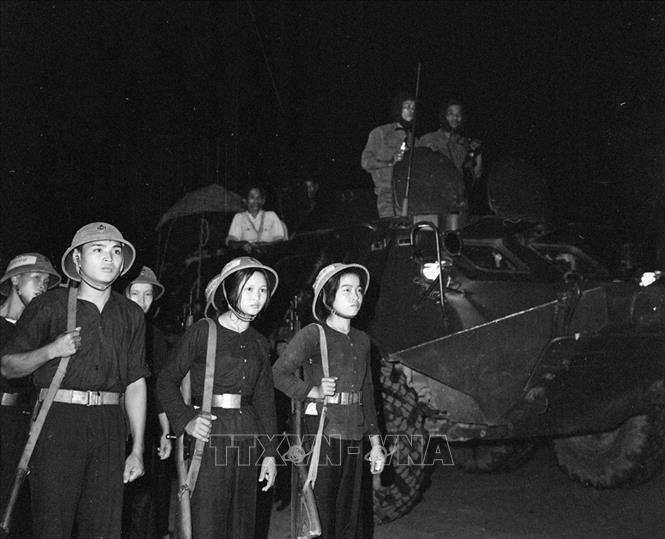 Phụ nữ Việt Nam thời nào cũng luôn mang trong mình những phẩm chất cao quí mà Bác Hồ đã từng trao tặng “Anh hùng – Bất khuất – Trung hậu – Đảm đang”. Trong ảnh: Nữ Tự vệ Thủ đô sẵn sàng tham gia chiến đấu trong 12 ngày đêm tháng 12/1972. Ảnh: TTXVN