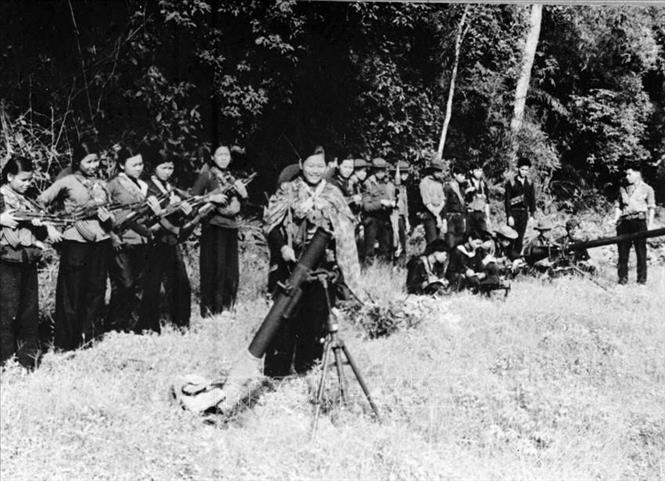 Trưởng thành trong phong trào đấu tranh cách mạng của dân tộc, phụ nữ Việt Nam đã nêu bật những phẩm chất cao quý về lòng trung thành với Tổ quốc, về tinh thần hy sinh dũng cảm, vì sự nghiệp của cách mạng. Trong ảnh: Trong thời kỳ chống Mỹ, cứu nước, các nữ chiến sĩ pháo binh Quân giải phóng Trảng Bàng (Tây Ninh) thường xuyên luyện tập, nâng cao kỹ thuật chiến đấu, với tinh thần 