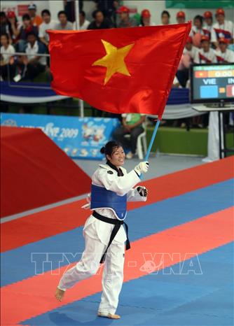 Là một lực lượng lao động xã hội đông đảo, phụ nữ Việt Nam đã tỏ rõ vai trò, khả năng, sức sáng tạo của mình trên mọi lĩnh vực của đời sống xã hội.Trong ảnh: Võ sĩ Nguyễn Thị Hoài Thu với niềm vui đoạt HCV hạng cân 57kg nữ tại Sea Games 25 năm 2009. Ảnh: TTXVN