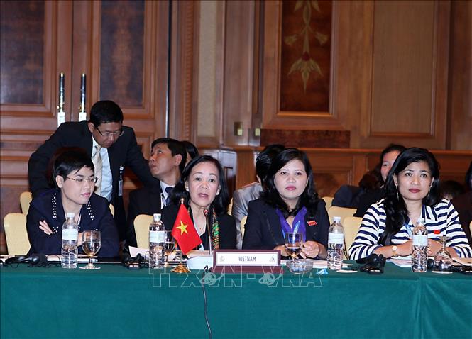 Trong xã hội hiện đại và xu thế hội nhập hiện nay, phụ nữ Việt Nam có nhiều đóng góp tích cực vào công cuộc đổi mới, xây dựng và bảo vệ Tổ quốc, ngày càng phát huy và khẳng định vai trò, vị trí của mình đối với tiến trình phát triển của đời sống xã hội. Trong ảnh: Đoàn Việt Nam tham dự Hội nghị Nữ nghị sĩ AIPA (WAIPA) với chủ đề ''Ủng hộ sức khỏe sinh sản phụ nữ và trẻ em trong ASEAN'', sáng 18/9/2013, tại Bandar Seri Begawan. Ảnh: Trọng Đức - TTXVN