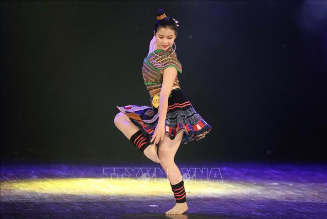 Trong ảnh: Bài thi tại bảng D - Phong cách múa sử dụng các ngôn ngữ, kỹ thuật, kỹ xảo của các thể loại nhảy múa đương đại như: Hiphop, Popping, Breakdance.... Ảnh: Hoàng Hiếu - TTXVN