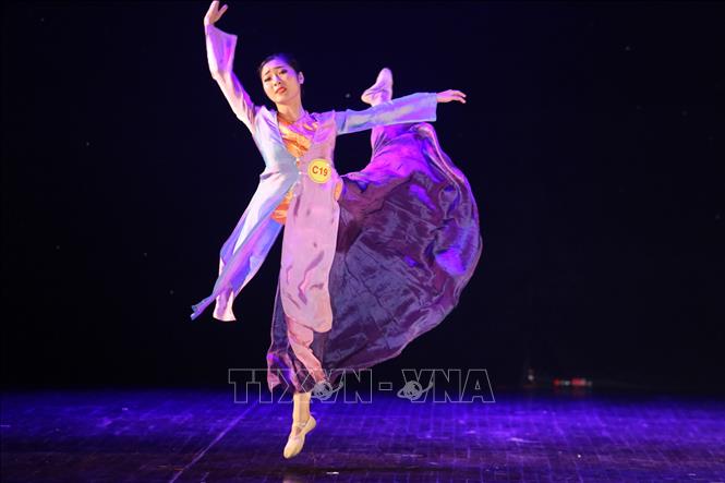 Trong ảnh: Bài thi tại bảng D - Phong cách múa sử dụng các ngôn ngữ, kỹ thuật, kỹ xảo của các thể loại nhảy múa đương đại như: Hiphop, Popping, Breakdance.... Ảnh: Hoàng Hiếu - TTXVN