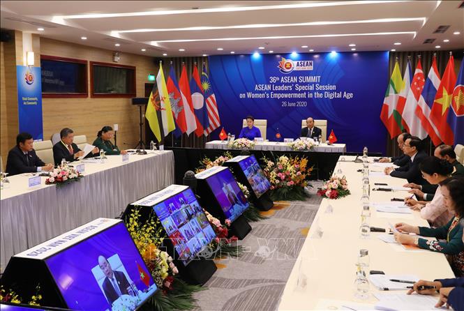 Tiếp tục chương trình Hội nghị Cấp cao ASEAN lần thứ 36, chiều 26/6/2020, tại Hà Nội, Thủ tướng Nguyễn Xuân Phúc và Chủ tịch Quốc hội Nguyễn Thị Kim Ngân dự Phiên họp đặc biệt của các nhà Lãnh đạo ASEAN tại Hội nghị Cấp cao ASEAN 36 về tăng quyền năng phụ nữ trong thời đại số. Ảnh: TTXVN