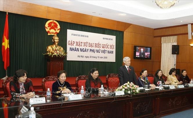 Trong ảnh: Chủ tịch Quốc hội Nguyễn Phú Trọng phát biểu tại buổi gặp mặt các nữ đại biểu Quốc hội nhân ngày phụ nữ Việt Nam (2009). Ảnh: Thái Bình- TTXVN