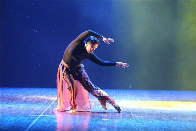 Trong ảnh: Bài thi tại bảng D - Phong cách múa sử dụng các ngôn ngữ, kỹ thuật, kỹ xảo của các thể loại nhảy múa đương đại như: Hiphop, Popping, Breakdance.... Ảnh: Hoàng Hiếu - TTXVN