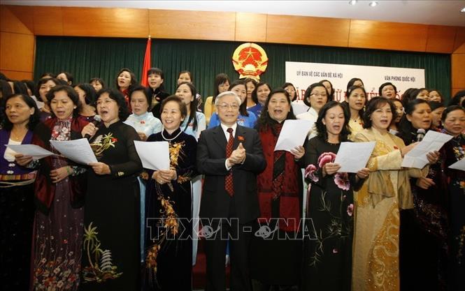 Trong ảnh: Chủ tịch Quốc hội Nguyễn Phú Trọng tham gia văn nghệ với các nữ đại biểu Quốc hội nhân Ngày phụ nữ Việt Nam (2009). Ảnh: Thái Bình- TTXVN