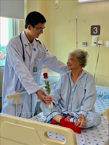 Trong ảnh: Bác sĩ bệnh viện Đại học Y Dược Thành phố Hồ Chí Minh tặng hoa cho những bệnh nhân nữ đang điều trị Bệnh viện  nhân ngày Quốc tế Phụ nữ 8/3 với mục tiêu không chỉ mang lại sức khỏe cho người bệnh mà tất cả người dân đến Bệnh viện sẽ được chăm sóc toàn diện về cả vật chất và tinh thần. Ảnh: Đinh Hằng – TTXVN 