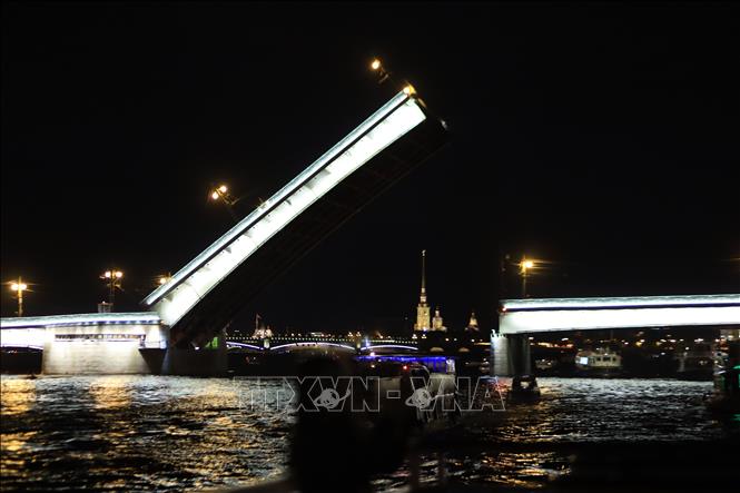 Trong ảnh: Những cây cẩu mở được thiết kế để phục vụ giao thông đường bộ, đường thủy, đồng thời phục vụ mục đích quốc phòng. Ảnh: Trần Hiếu - Pv TTXVN tại Nga