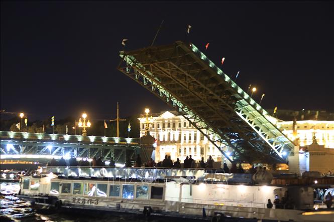 Trong ảnh: Khách du lịch đi tàu trên sông Neva để ngắm những cây cầu mở về đêm. Ảnh: Trần Hiếu - Pv TTXVN tại Nga