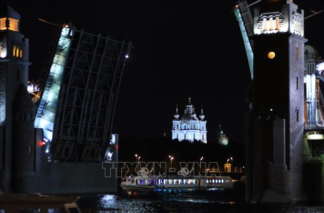 Trong ảnh: Cây cầu Chúa Ba ngôi - một trong những điểm nhấn kiến trúc của thành phố Saint Petersburg. Ảnh: Trần Hiếu - Pv TTXVN tại Nga