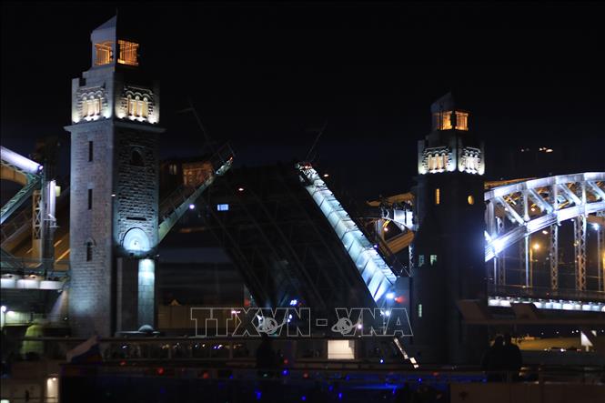 Trong ảnh: Những cây cầu trên sông Neva được nâng lên vào ban đêm để những con tàu lớn vào cập cảng hoặc rời thành phố. Ảnh: Trần Hiếu - Pv TTXVN tại Nga