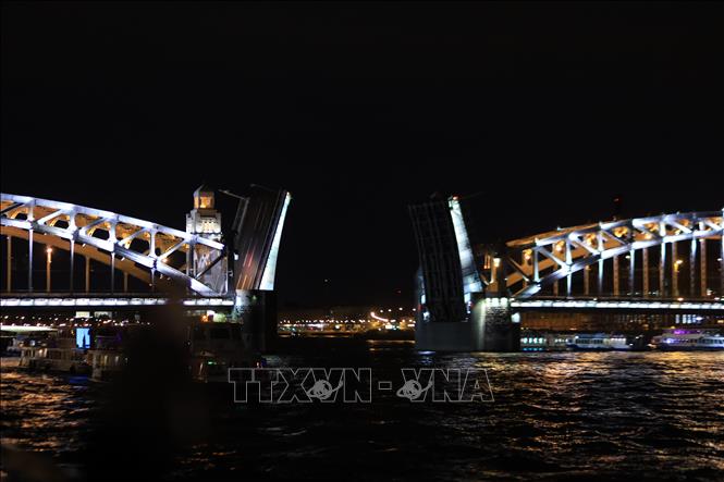 Trong ảnh: Những cây cẩu mở được thiết kế để phục vụ giao thông đường bộ, đường thủy, đồng thời phục vụ mục đích quốc phòng. Ảnh: Trần Hiếu - Pv TTXVN tại Nga