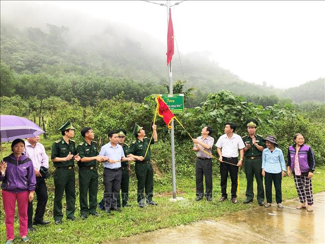 Lãnh đạo tỉnh Quảng Bình và Bộ Chỉ huy Bộ đội Biên phòng Quảng Bình cùng bà con nhân dân vùng biên giới xã Hóa Sơn phấn khởi khánh thành công trình 