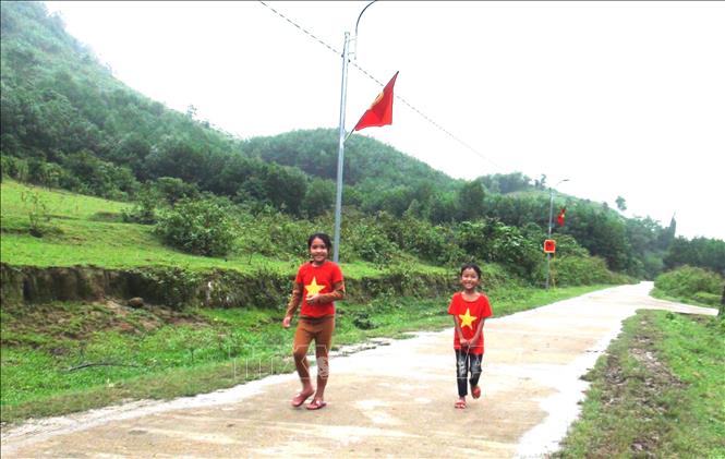 Có đèn đường chiếu sáng, từ người lớn đến trẻ em ở vùng biên giới xã Hóa Sơn, huyện Minh Hóa, Quảng Bình đều vui mừng và háo hức. Ảnh: Võ Dung -TTXVN 