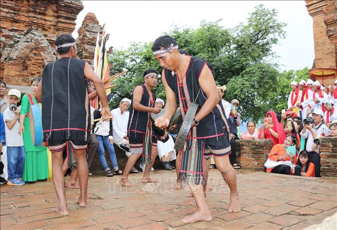 Trong ảnh: Đồng bào dân tộc Raglai biểu diễn mã la chung vui cùng Lễ hội Katê 2020. Ảnh: Nguyễn Thành - TTXVN