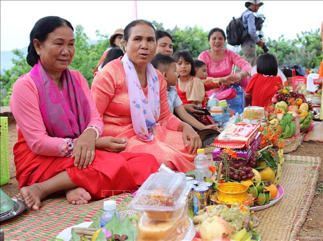 Trong ảnh: Đồng bào Chăm theo đạo Bà-la-môn vui đón lễ hội Katê. Ảnh: Nguyễn Thành - TTXVN