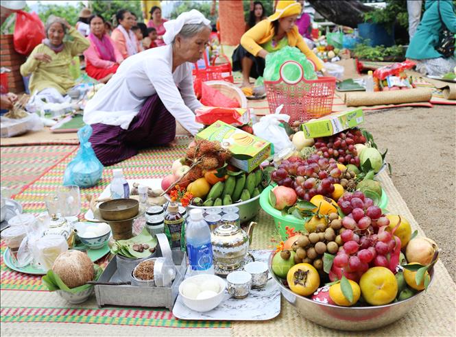 Trong ảnh: Đồng bào Chăm theo đạo Bà-la-môn sửa soạn lễ vật cúng các vị thần. Ảnh: Nguyễn Thành - TTXVN