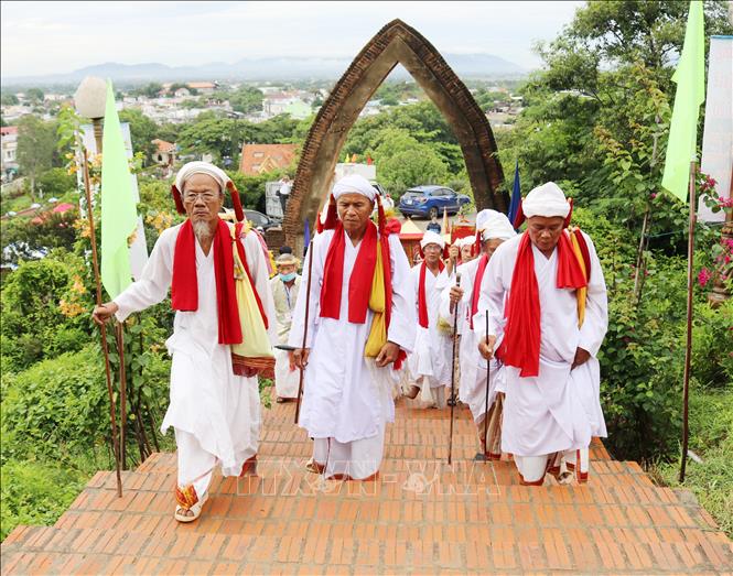 Trong ảnh: Các vị chức sắc tôn giáo đồng bào Chăm dẫn đầu đoàn rước y trang lên tháp Po Klong Garai. Ảnh: Nguyễn Thành - TTXVN