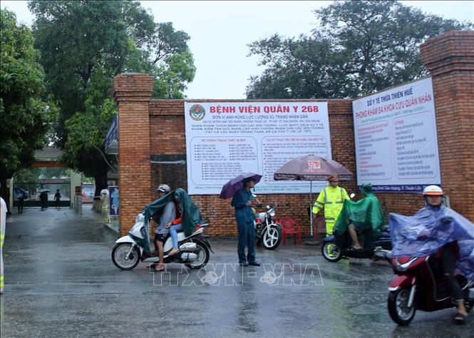 Trong ảnh: Lực lượng chức năng triển khai phân luồng đảm bảo an ninh trật tự, an toàn giao thông trước cổng Bệnh viện Quân y 268. Ảnh: Trần Lê Lâm – TTXVN 