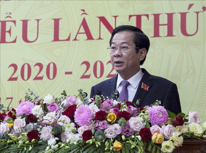 Trong ảnh: Tân Bí thư Tỉnh ủy Kiên Giang Đỗ Thanh Bình công bố danh sách 14 đồng chí vào Ban Thường vụ Tỉnh ủy Kiên Giang khóa XI sáng 17/10. Ảnh: Hồng Đạt - TTXVN
