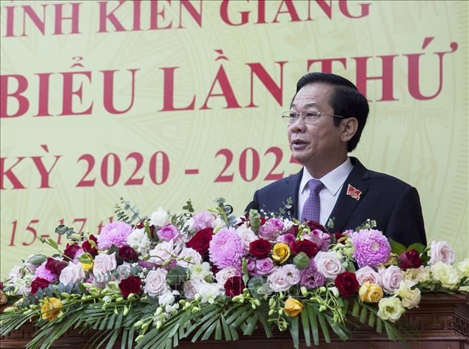 Trong ảnh: Tân Bí thư Tỉnh ủy Kiên Giang Đỗ Thanh Bình công bố danh sách 14 đồng chí vào Ban Thường vụ Tỉnh ủy Kiên Giang khóa XI sáng 17/10. Ảnh: Hồng Đạt - TTXVN
