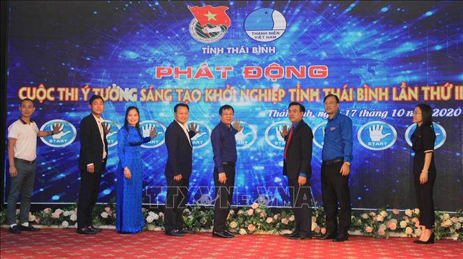 Trong ảnh: Các đại biểu ấn nút phát động cuộc thi “Ý tưởng khởi nghiệp sáng tạo tỉnh Thái Bình lần thứ II”. Ảnh: Thế Duyệt – TTXVN 