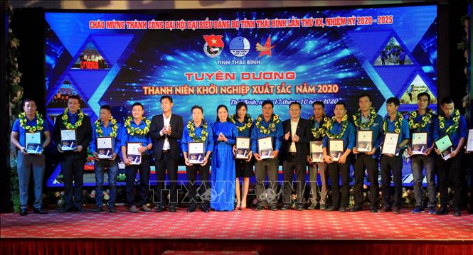 Trong ảnh: Tuyên dương các thanh niên khởi nghiệp xuất sắc tại Thái Bình. Ảnh: Thế Duyệt – TTXVN 
