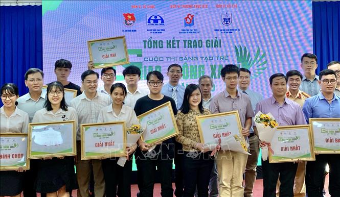 Trong ảnh: Ban tổ chức cùng các thí sinh đạt giải tại cuộc thi. Ảnh: Hồng Giang - TTXVN