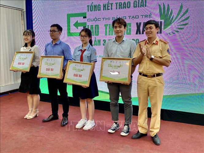 Trong ảnh: Trao giải cho các thí sinh đạt giải Ba. Ảnh: Hồng Giang - TTXVN.