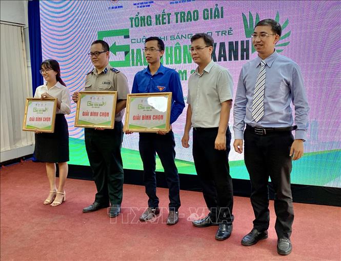 Trong ảnh: Trao giải cho các thí sinh đạt giải Khuyến Khích. Ảnh: Hồng Giang - TTXVN.