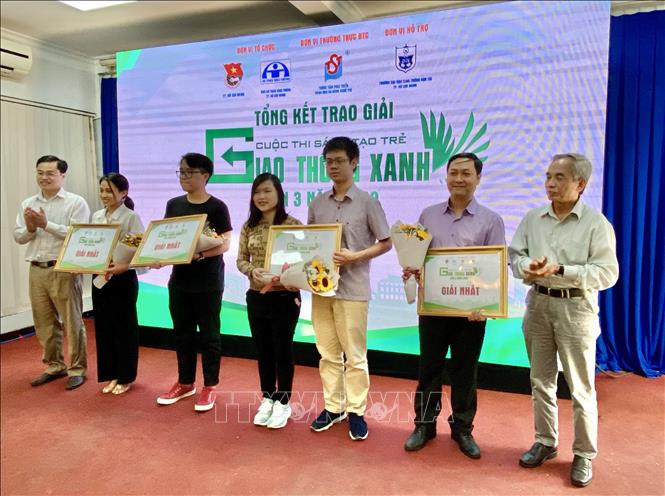 Trong ảnh: Trao giải cho các thí sinh đạt giải Nhất. Ảnh: Hồng Giang - TTXVN.