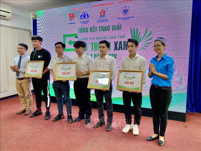 Trong ảnh: Trao giải cho các thí sinh đạt giải Nhì. Ảnh: Hồng Giang - TTXVN.