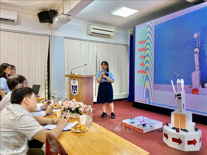 Trong ảnh: Thí sinh thuyết trình ý tưởng của mình với Ban giám khảo. Ảnh: Hồng Giang - TTXVN.