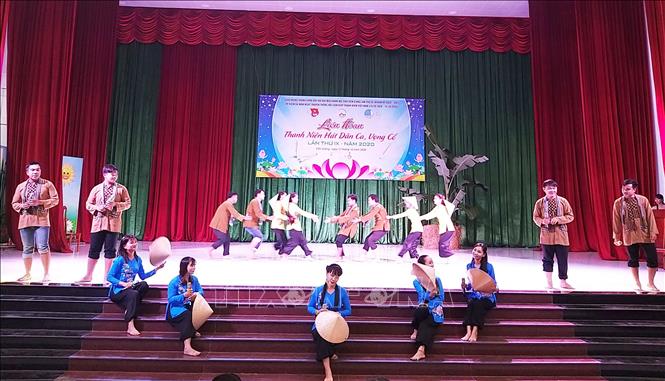 Một tiết mục tham gia Liên hoan với nội dung ca ngợi quê hương, đất nước. Ảnh: Hữu Chí - TTXVN
