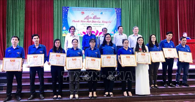 Ban Tổ chức trao thưởng cho các cá nhân đạt giải tại Liên hoan. Ảnh: Hữu Chí - TTXVN