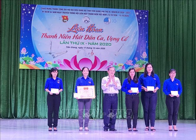 Ban Tổ chức trao thưởng cho đại diện các tập thể đạt giải tại Liên hoan. Ảnh: Hữu Chí - TTXVN